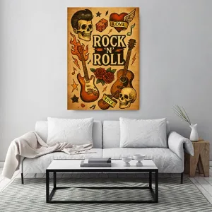 Kunstdruck Rock’n’Roll Plakat hell – Rund um den zentralen Schriftzug „ROCK 'N' ROLL“ tummeln sich ein Schädel mit Tolle, eine brennende E-Gitarre, Rosen, Würfel, Sterne und ein geflügeltes Herz