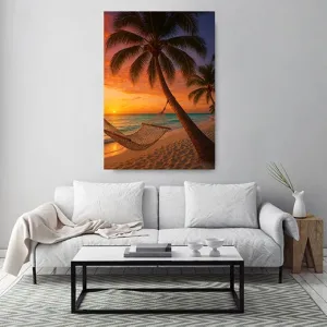 Kunstdruck Palmenstrand Hängematte I – Eine geknüpfte Hängematte schaukelt zwischen den geneigten Stämmen zweier Palmen, während der Himmel in Orange, Rot und Violett über dem Meer glüht