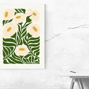 Kunstdruck helle Blumen – Cremefarbene Margeriten mit goldgelber Mitte heben sich von einem dichten Geflecht aus tiefgrünen, geschwungenen Blättern ab