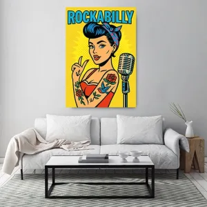 Kunstdruck Rockabilly Girl 2 comic – Ein Rockabilly-Girl mit blauer Tolle, gepunktetem Haarband und Rosen-Tattoos zeigt das Victory-Zeichen, dahinter strahlt ein gelber Popart-Hintergrund mit Rasterpunkten