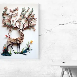 Kunstdruck Hirsch Papier – Das Geweih dieses Hirschs wächst wie ein Baum mit zarten Blättern und Blüten in die Höhe, Körper und Gräser wirken wie aus Papierstreifen gelegt