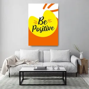 Kunstdruck be positive – Auf einem leuchtend gelben Farbfleck vor orangefarbenem Grund steht „Be Positive“ in schwarzer Pinselschrift, umrahmt von kleinen Strahlen und Schwüngen