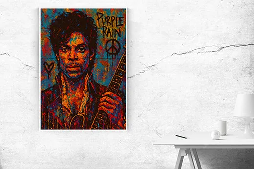 Kunstdruck Prince Wallart – Der Blick ist direkt, die Gitarre lehnt an der Schulter, im Hintergrund stehen gesprühte Schriftzüge, ein Peace-Zeichen und ein Herz auf rot-blauem Grund