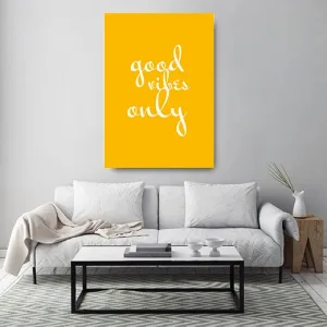 Kunstdruck good vibes weiß – Geschwungene weiße Buchstaben verteilen den Spruch „good vibes only“ locker über eine satte gelb-orange Fläche