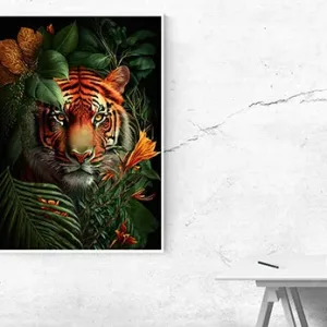 Kunstdruck Tiger im Dschungel – Halb verborgen zwischen Farnen, Palmblättern und orangefarbenen Blüten fixiert dich ein Tiger mit durchdringendem Blick