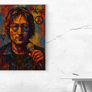 Kunstdruck Lennon – Runde Brille, halblange Haare und ein Mikrofon in der Hand, daneben ein Herz und ein gesprühtes Peace-Zeichen auf einem Grund aus Rot, Gelb und Blau