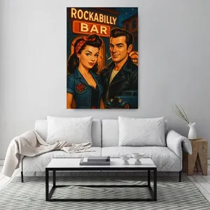 Kunstdruck Rockabilly-Bar Pärchen – Sie mit rotem Bandana und Jeansbluse, er mit Tolle, Lederjacke und Zigarette: Das Paar posiert vor der Neonschrift „ROCKABILLY BAR“, im Hintergrund parkt ein Oldtimer