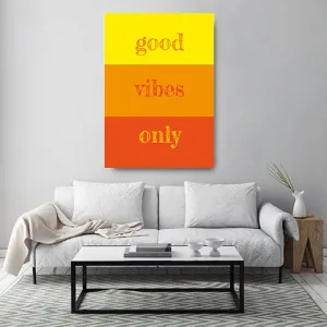 Kunstdruck good vibes farbig – Drei Farbfelder, drei Worte, eine klare Botschaft: Das Typografie-Motiv „good vibes only" bringt warme Sommerfarben und positive Stimmung in jeden Raum
