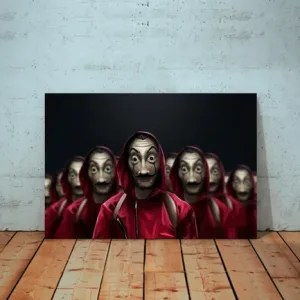 Kunstdruck Haus des Geldes I – Vor tiefschwarzem Hintergrund steht eine ganze Reihe von Figuren in roten Kapuzenoveralls und markanten Schnurrbart-Masken, die vorderste blickt dich frontal an