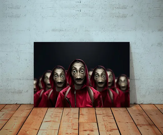 Kunstdruck Haus des Geldes I – Vor tiefschwarzem Hintergrund steht eine ganze Reihe von Figuren in roten Kapuzenoveralls und markanten Schnurrbart-Masken, die vorderste blickt dich frontal an