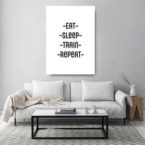 Kunstdruck eat sleep – Vier Worte in schwarzen Versalien, jedes zwischen zwei kurzen Strichen: „EAT – SLEEP – TRAIN – REPEAT“ steht schnörkellos auf weißem Grund