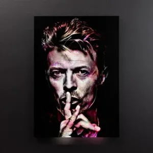Kunstdruck Bowie – Die Geste des Schweigens, der eindringliche Blick und das aufgewirbelte Haar werden von leuchtenden Pink- und Violettakzenten auf Schwarz umspielt