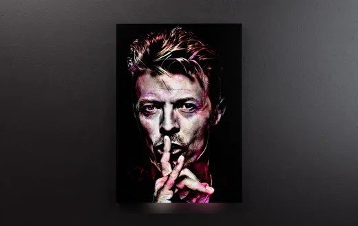 Kunstdruck Bowie – Die Geste des Schweigens, der eindringliche Blick und das aufgewirbelte Haar werden von leuchtenden Pink- und Violettakzenten auf Schwarz umspielt