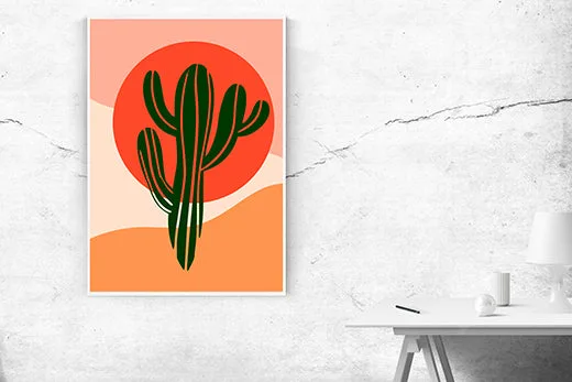 Kunstdruck Kaktus – Ein dunkelgrüner Säulenkaktus steht vor einer großen roten Sonne, darunter schwingen sanfte Dünen in Pfirsich, Creme und Orange
