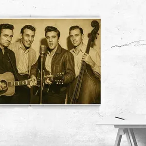 Kunstdruck Special Rockabilly Band sepia – Vier Männer posieren mit Akustikgitarre, Mikrofon und Kontrabass eng beieinander, die warmen Braun- und Goldtöne erinnern an eine alte Studioaufnahme