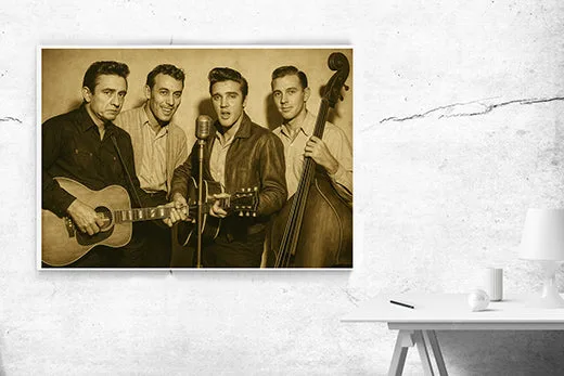 Kunstdruck Special Rockabilly Band sepia – Vier Männer posieren mit Akustikgitarre, Mikrofon und Kontrabass eng beieinander, die warmen Braun- und Goldtöne erinnern an eine alte Studioaufnahme