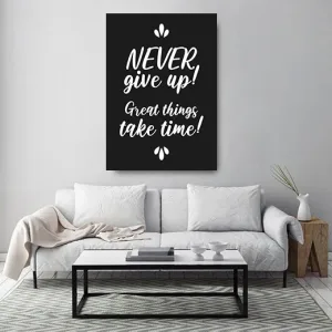Kunstdruck never give up – Weiße Pinselschrift auf tiefem Schwarz, oben und unten von kleinen Ornamenten eingerahmt: „NEVER give up!