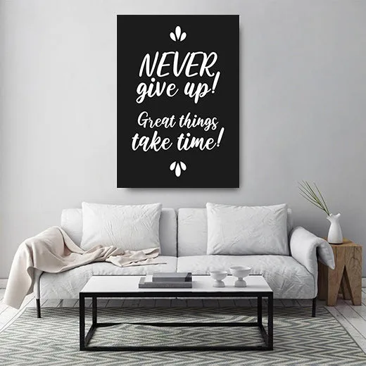 Kunstdruck never give up – Weiße Pinselschrift auf tiefem Schwarz, oben und unten von kleinen Ornamenten eingerahmt: „NEVER give up!